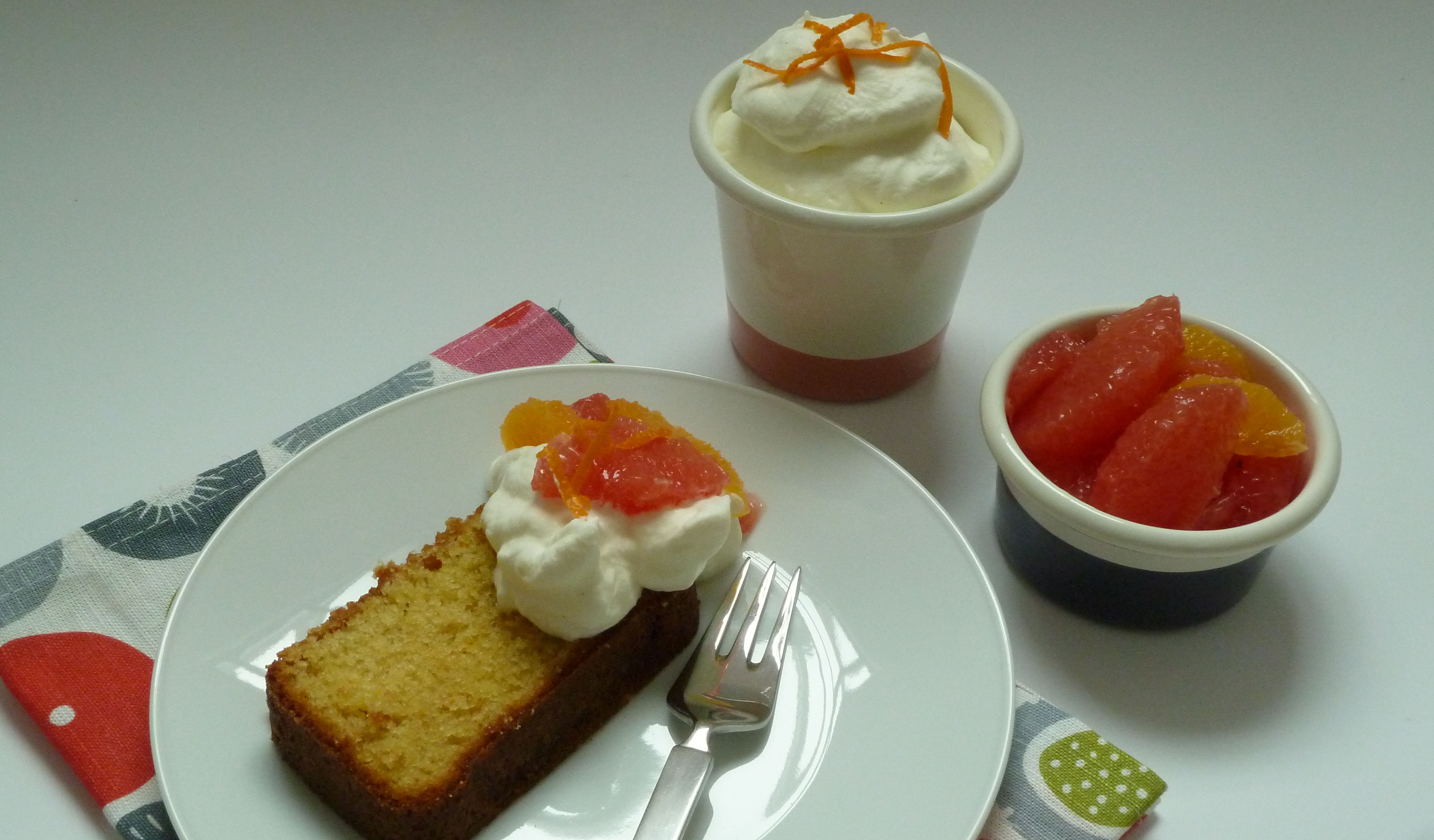 Kuchen mit Sahne und Obst