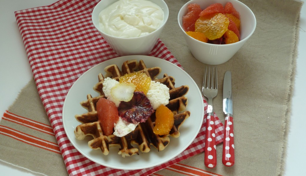 Waffeln mit Ricotta und Zitrussalat